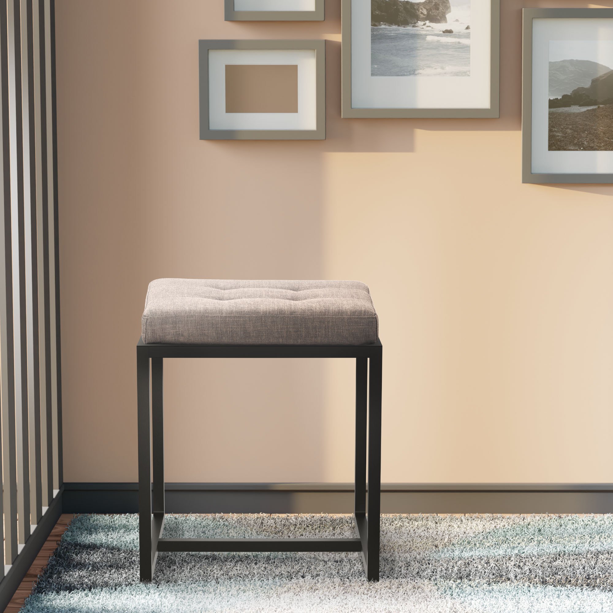Sitzhocker Barci mit schwarzem Gestell